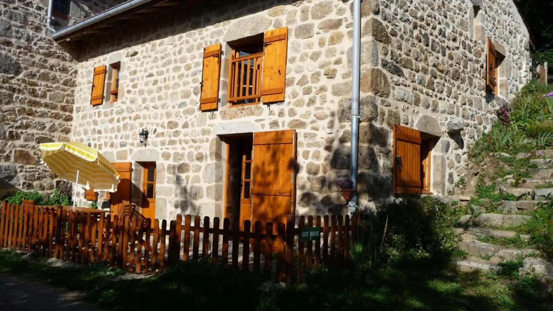 Hébergement de vacances Charmant Gite Avec Terrasse, Cheminee Et Jardin, A Proximite Des Bois, Animaux Acceptes - Fr-1-496-205 Saint-Jean-Soleymieux